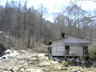 長野県菅平高原 ゆたか山荘 西側(坂上) 2026/04/03 13:45