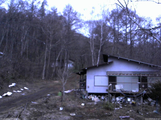 長野県菅平高原 ゆたか山荘 西側(坂上) 2026/04/04 18:15