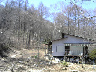 長野県菅平高原 ゆたか山荘 西側(坂上) 2026/04/06 12:00