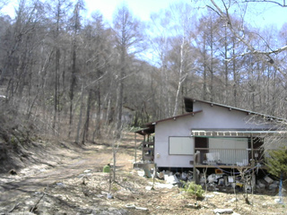 長野県菅平高原 ゆたか山荘 西側(坂上) 2026/04/06 12:45