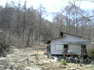 長野県菅平高原 ゆたか山荘 西側(坂上) 2026/04/06 13:15