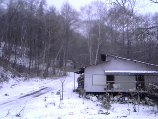 長野県菅平高原 ゆたか山荘 西側(坂上) 2026/04/07 18:15