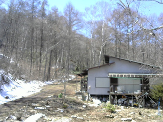 長野県菅平高原 ゆたか山荘 西側(坂上) 2026/04/08 12:00