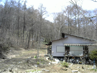 長野県菅平高原 ゆたか山荘 西側(坂上) 2026/04/13 12:00