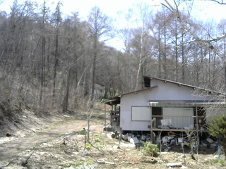 長野県菅平高原 ゆたか山荘 西側(坂上) 2026/04/13 13:15