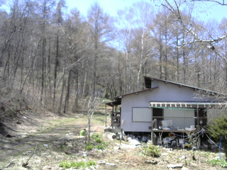 長野県菅平高原 ゆたか山荘 西側(坂上) 2026/04/21 12:00
