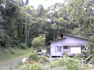 長野県菅平高原 ゆたか山荘 西側(坂上) 2026/08/18 12:00