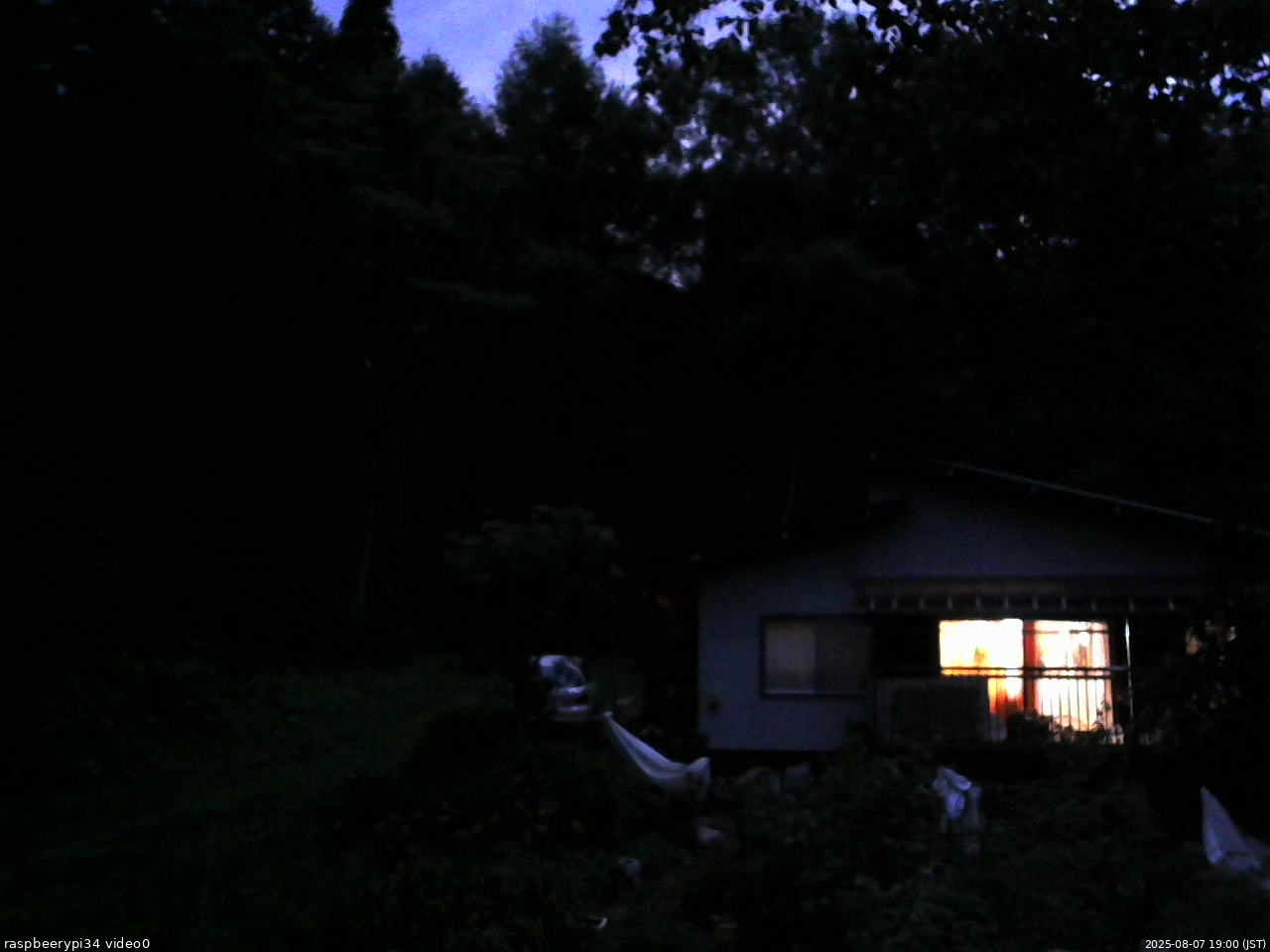 長野県菅平高原 ゆたか山荘 西側(坂上) 2025/08/07 19:00