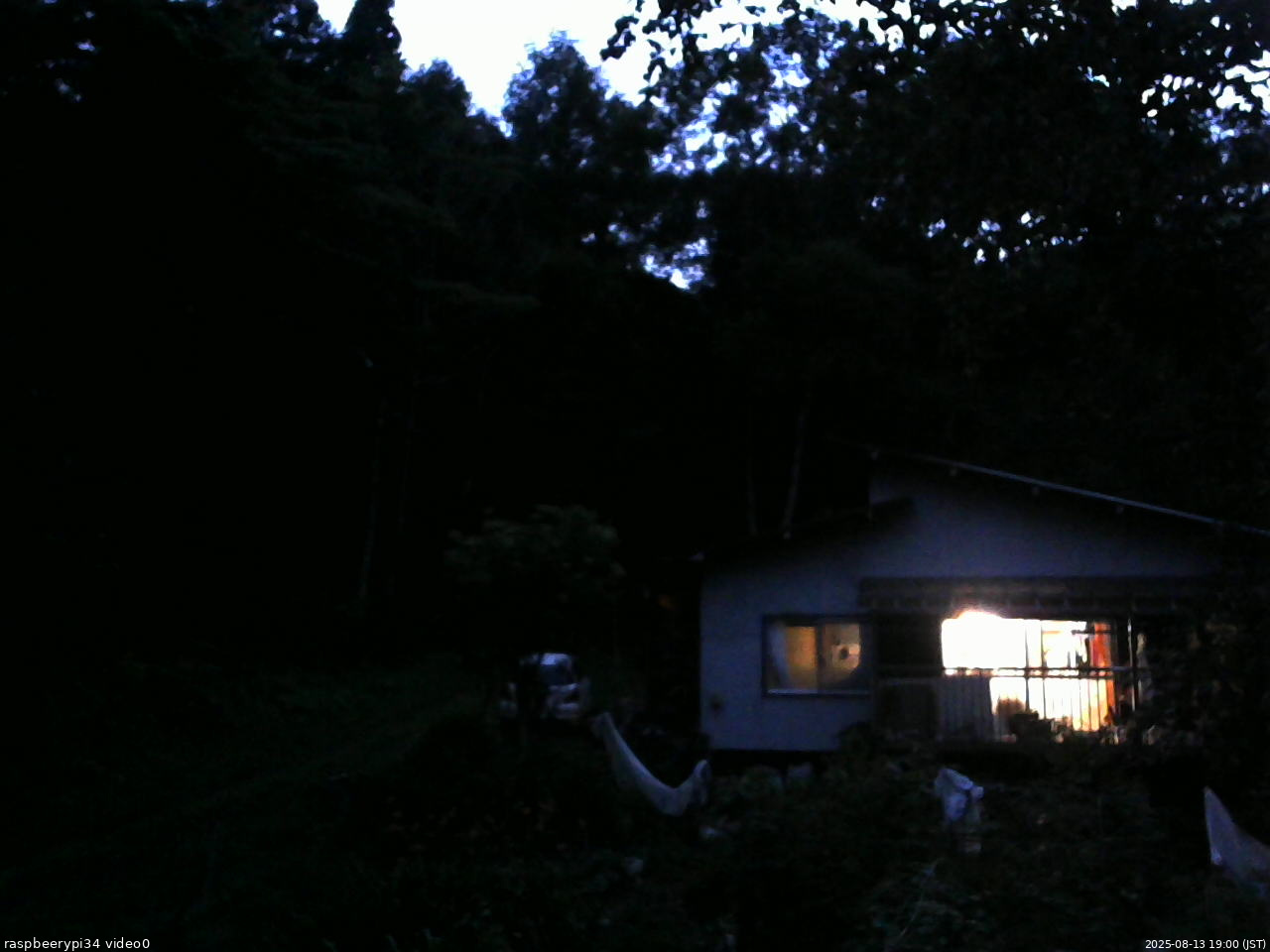 長野県菅平高原 ゆたか山荘 西側(坂上) 2025/08/13 19:00