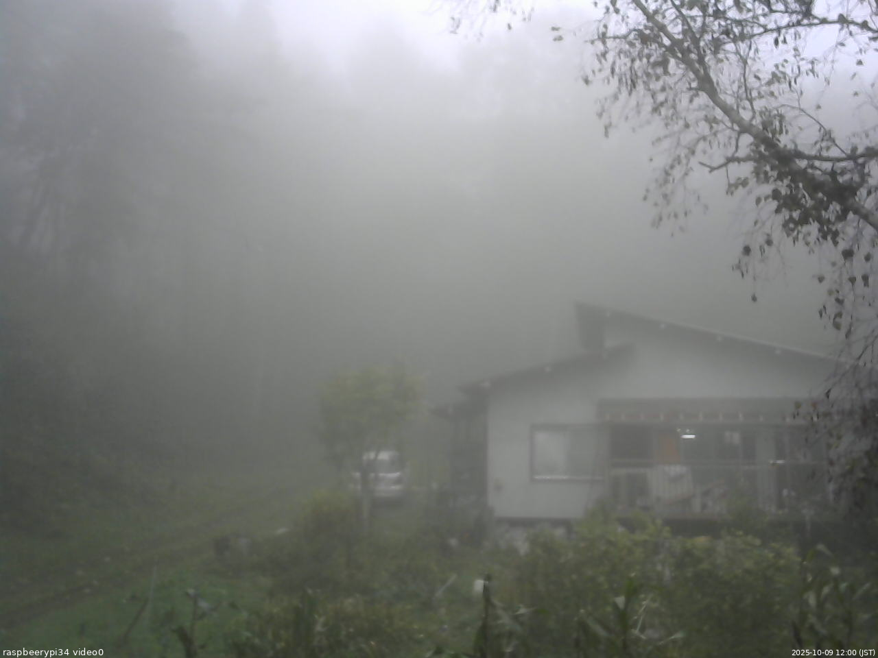 長野県菅平高原 ゆたか山荘 西側(坂上) 2025/10/09 12:00