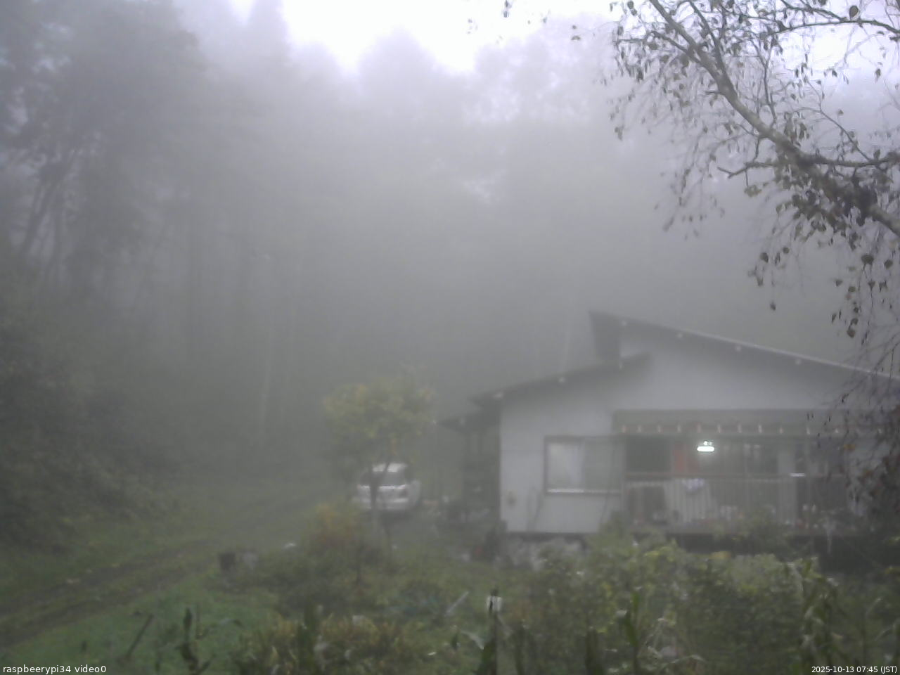 長野県菅平高原 ゆたか山荘 西側(坂上) 2025/10/13 07:45
