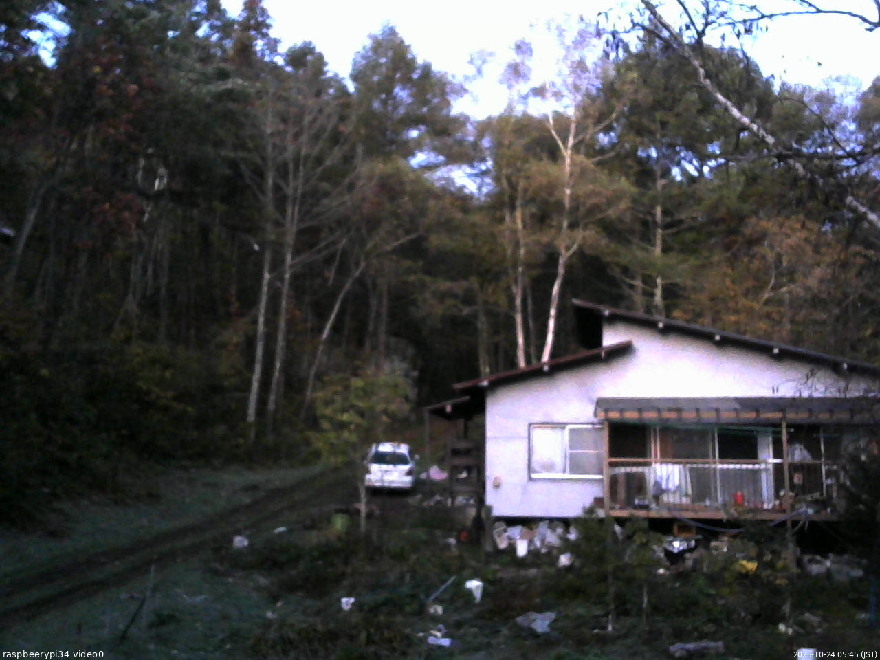 長野県菅平高原 ゆたか山荘 西側(坂上) 2025/10/24 05:45