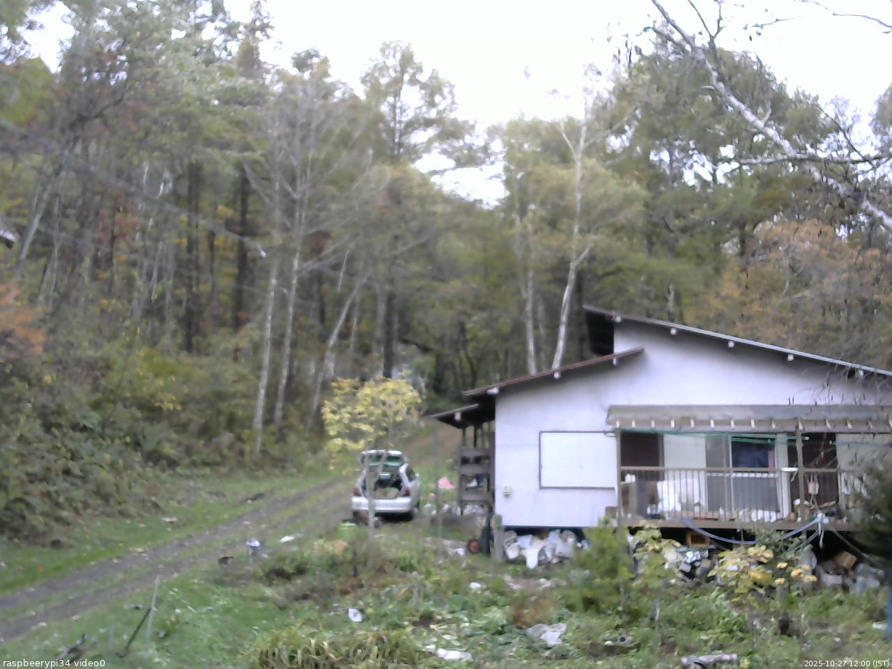 長野県菅平高原 ゆたか山荘 西側(坂上) 2025/10/27 12:00