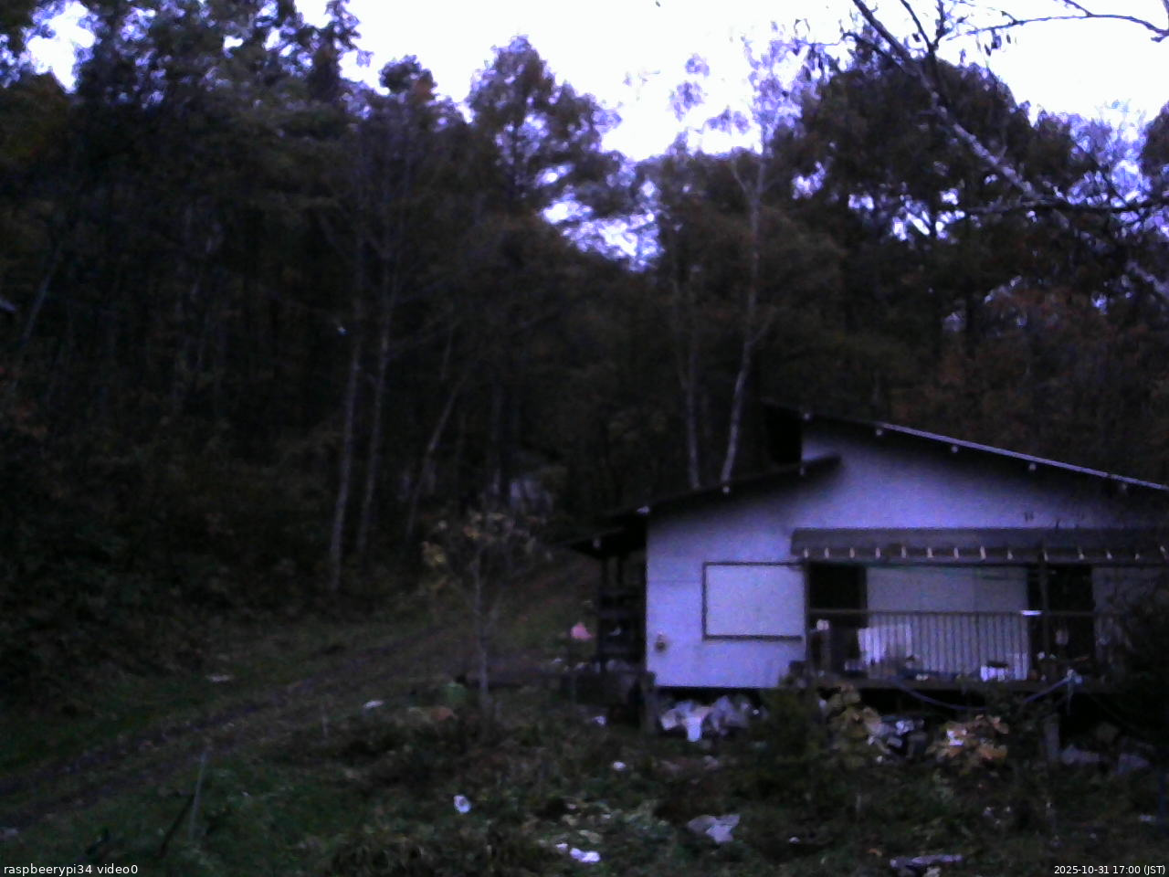 長野県菅平高原 ゆたか山荘 西側(坂上) 2025/10/31 17:00