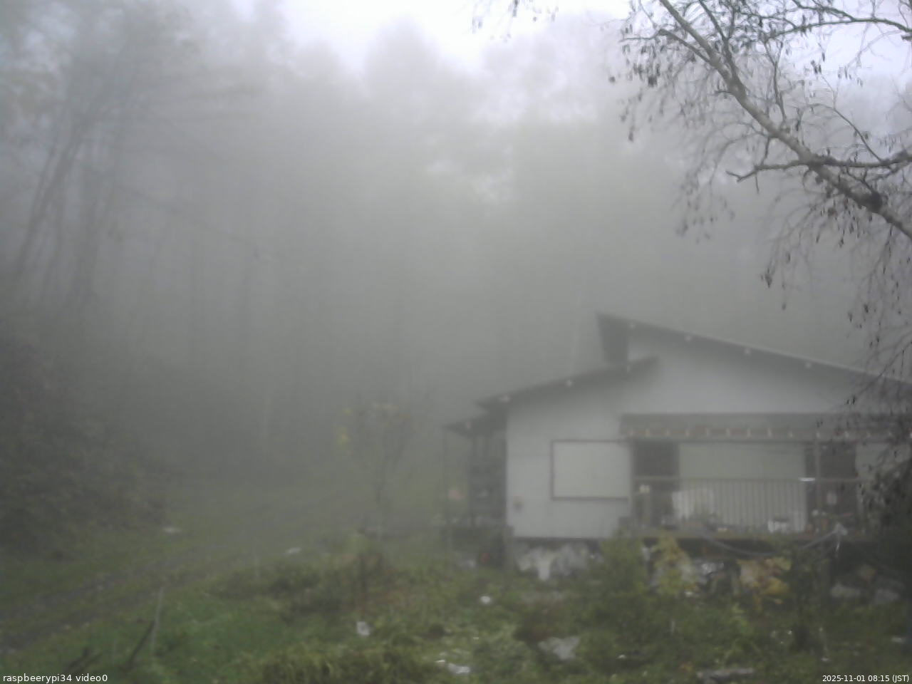 長野県菅平高原 ゆたか山荘 西側(坂上) 2025/11/01 08:15