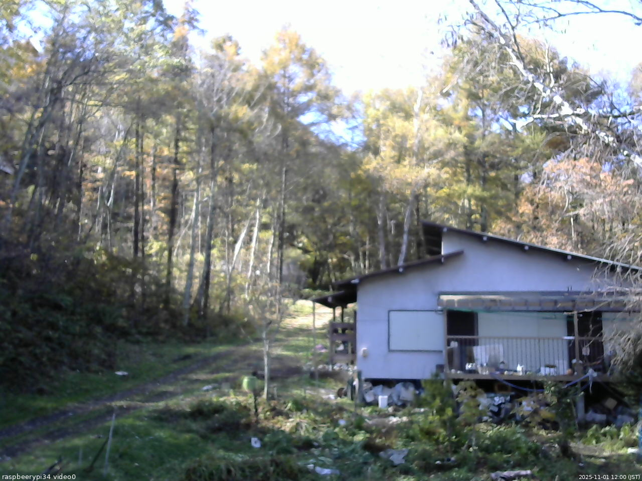 長野県菅平高原 ゆたか山荘 西側(坂上) 2025/11/01 12:00