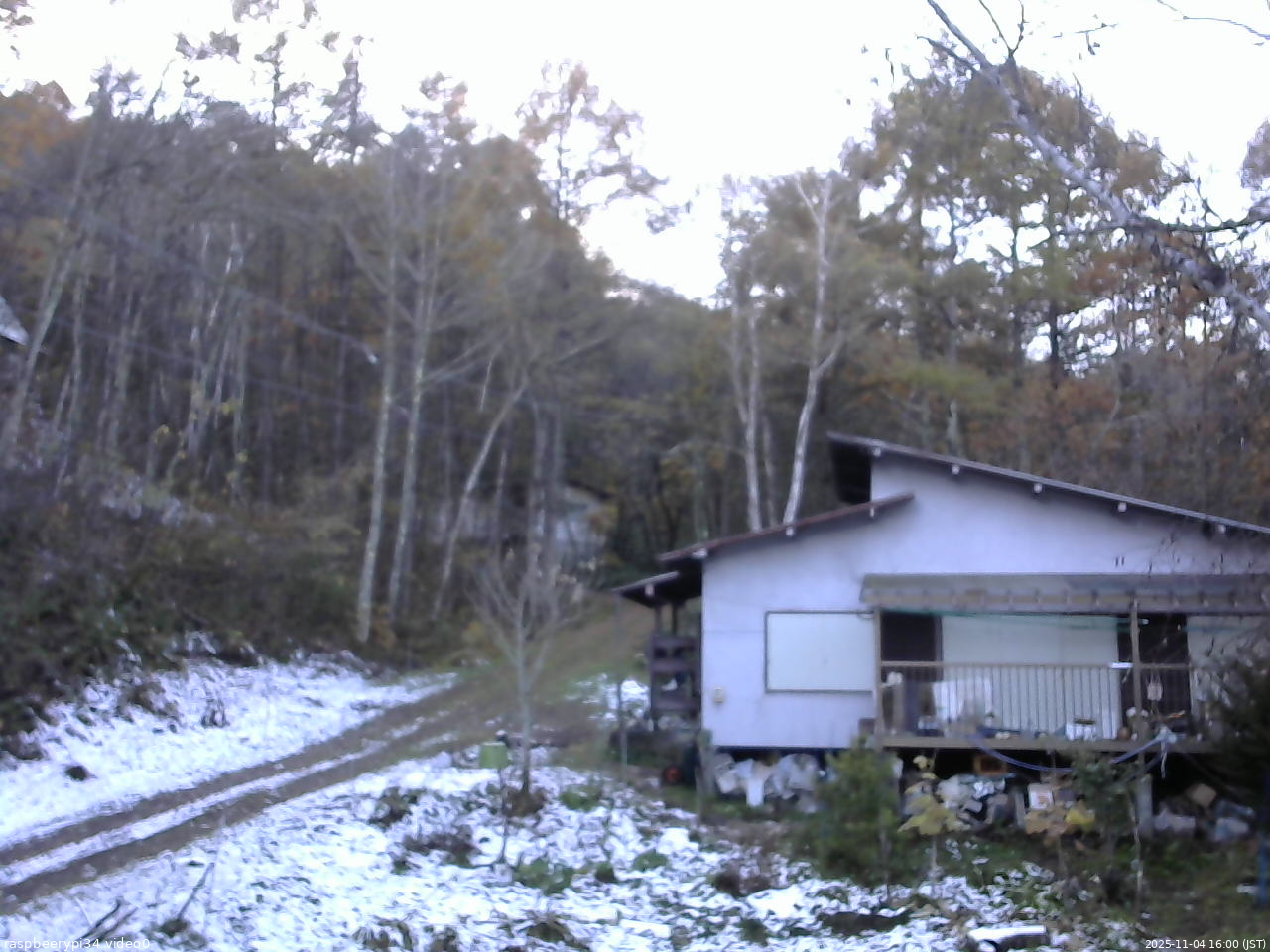 長野県菅平高原 ゆたか山荘 西側(坂上) 2025/11/04 16:00