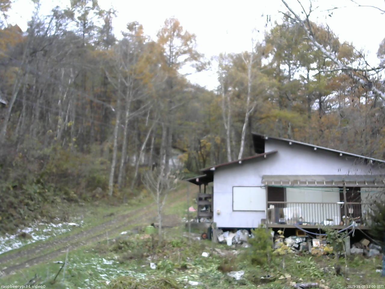 長野県菅平高原 ゆたか山荘 西側(坂上) 2025/11/05 12:00