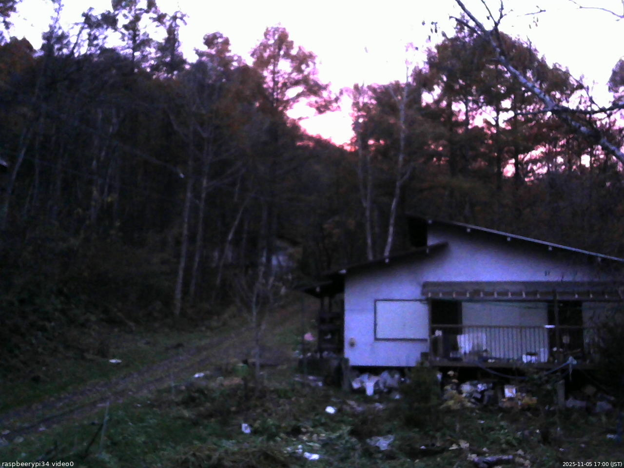 長野県菅平高原 ゆたか山荘 西側(坂上) 2025/11/05 17:00
