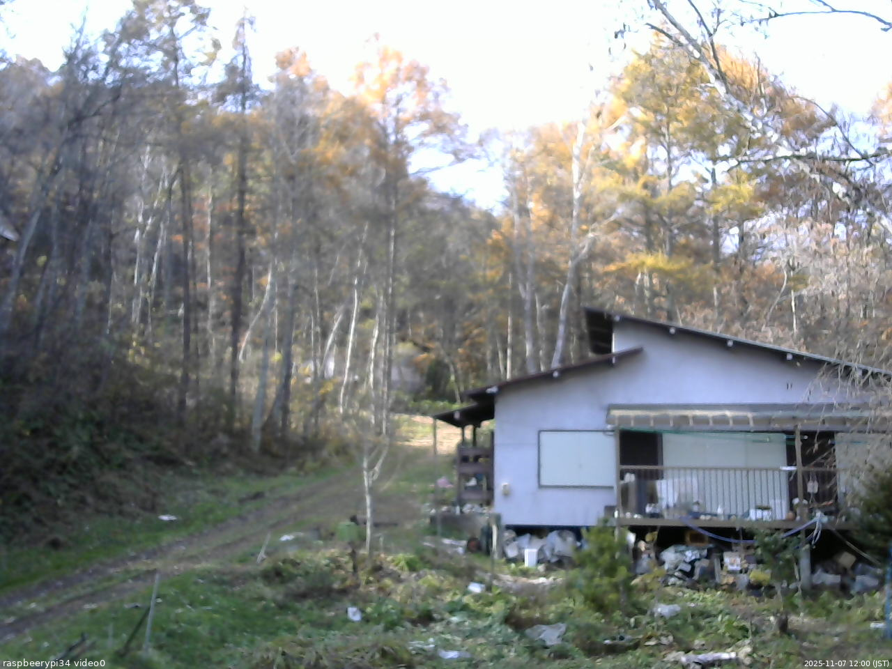 長野県菅平高原 ゆたか山荘 西側(坂上) 2025/11/07 12:00