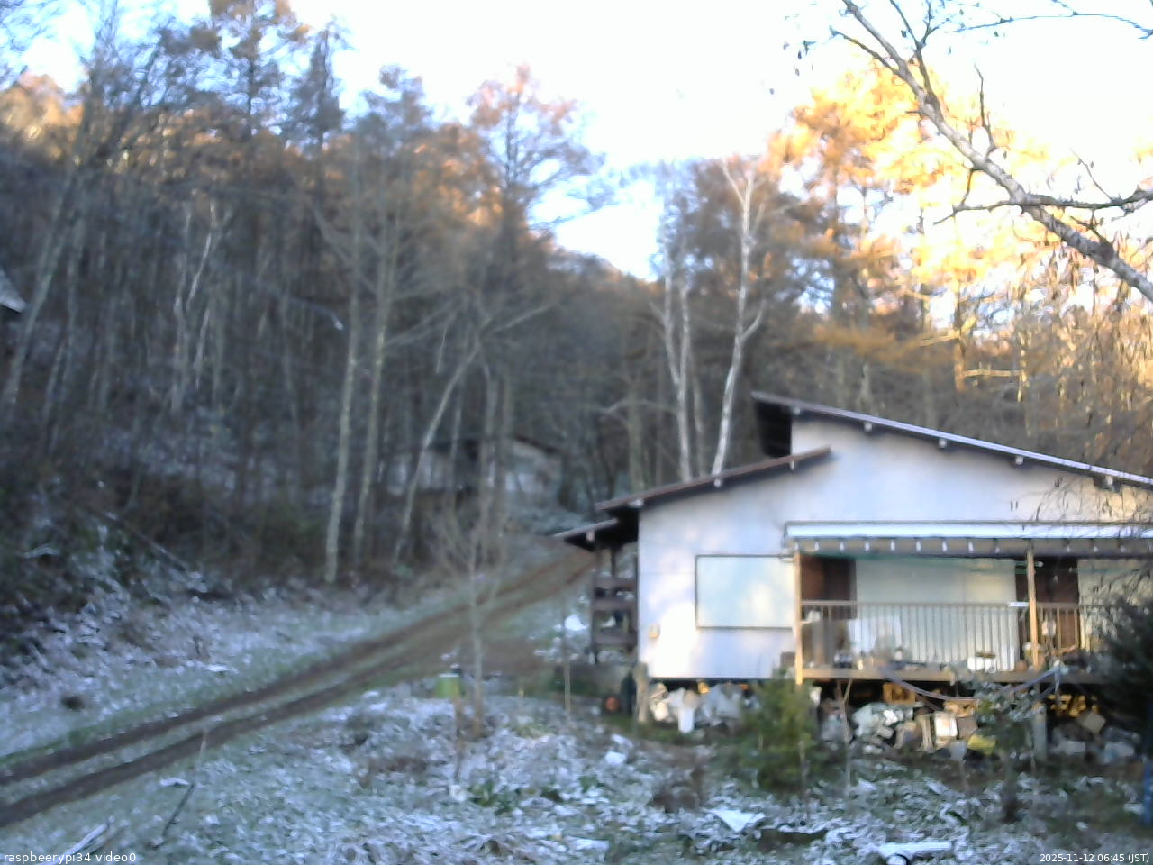 長野県菅平高原 ゆたか山荘 西側(坂上) 2025/11/12 06:45
