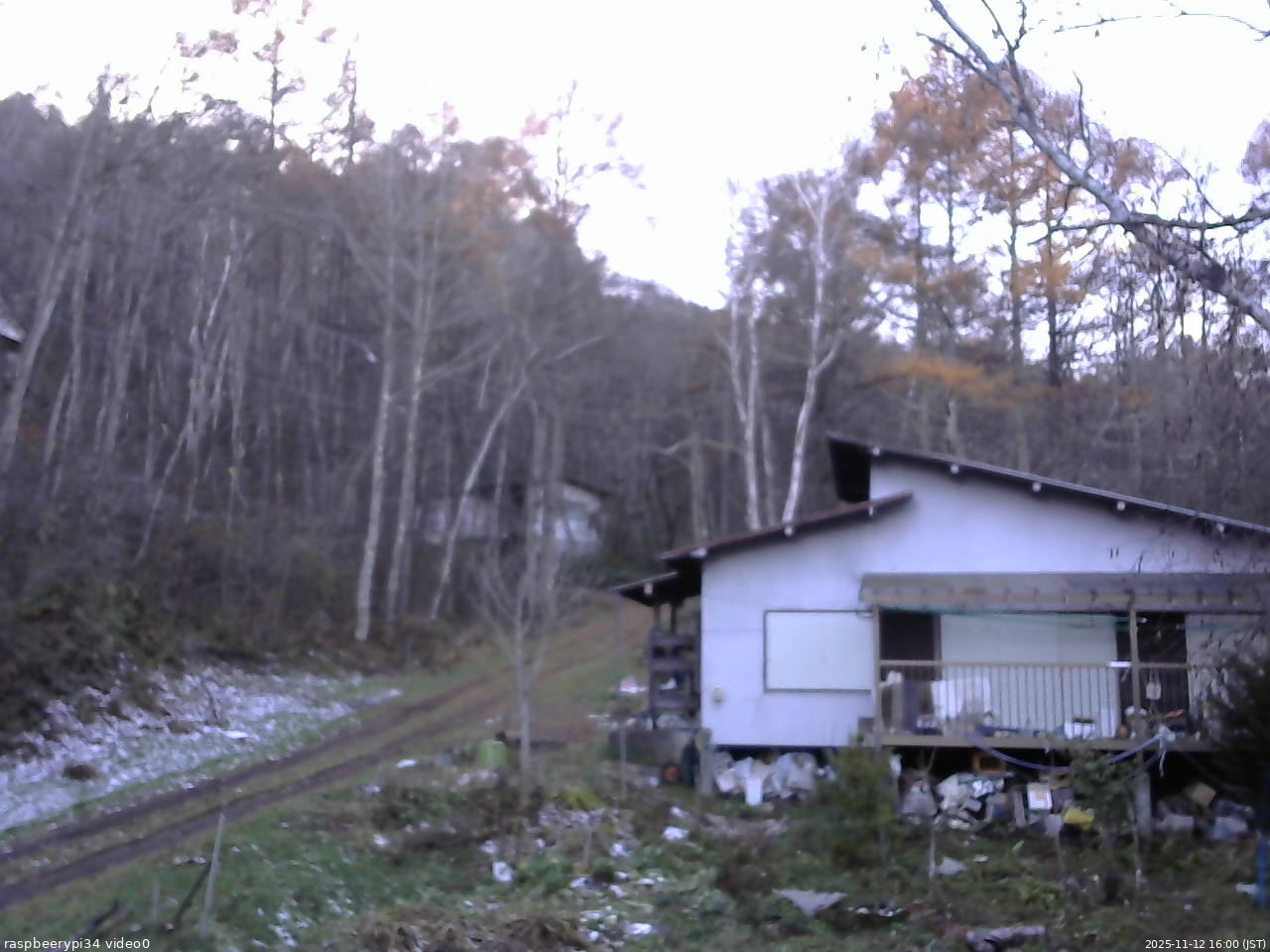 長野県菅平高原 ゆたか山荘 西側(坂上) 2025/11/12 16:00