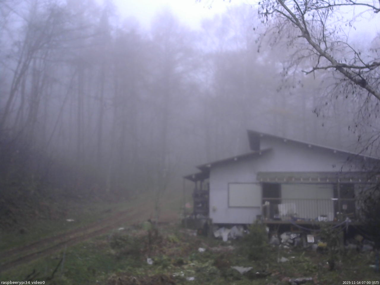長野県菅平高原 ゆたか山荘 西側(坂上) 2025/11/14 07:00