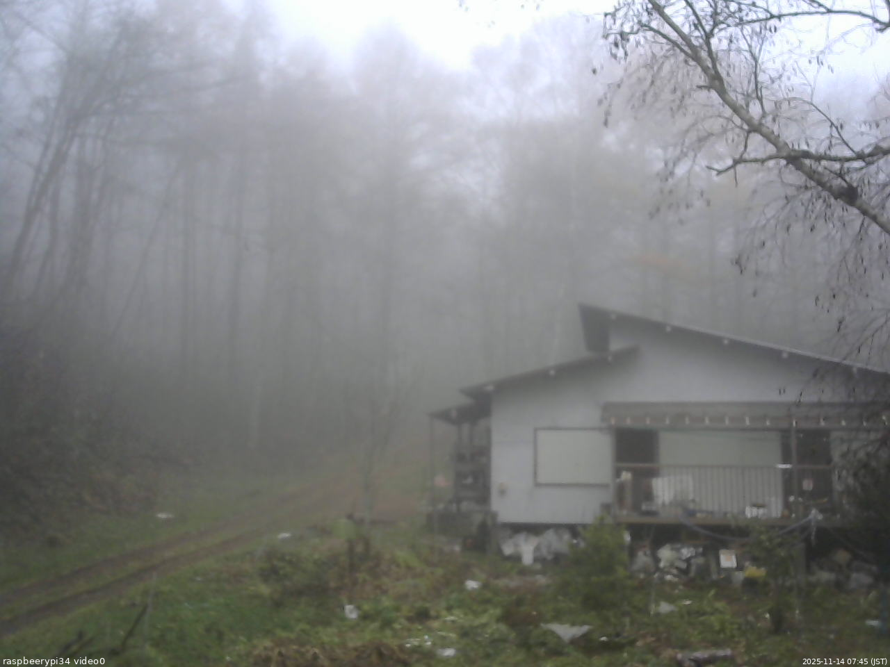 長野県菅平高原 ゆたか山荘 西側(坂上) 2025/11/14 07:45