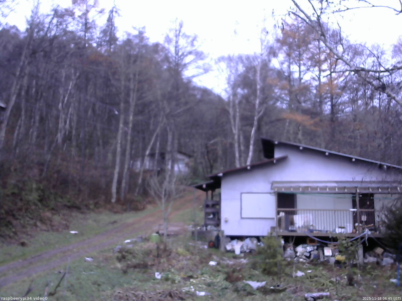 長野県菅平高原 ゆたか山荘 西側(坂上) 2025/11/18 06:45