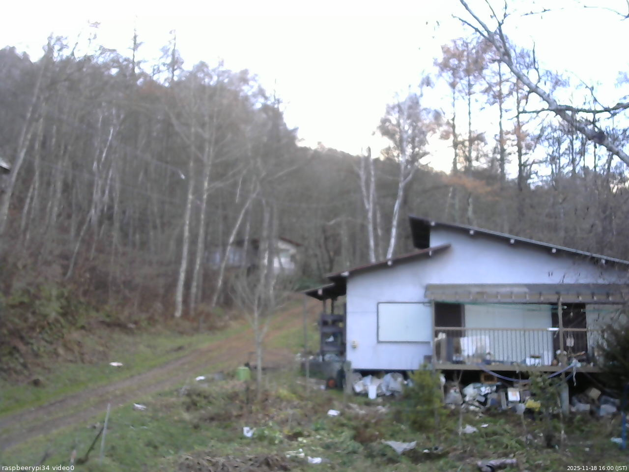 長野県菅平高原 ゆたか山荘 西側(坂上) 2025/11/18 16:00