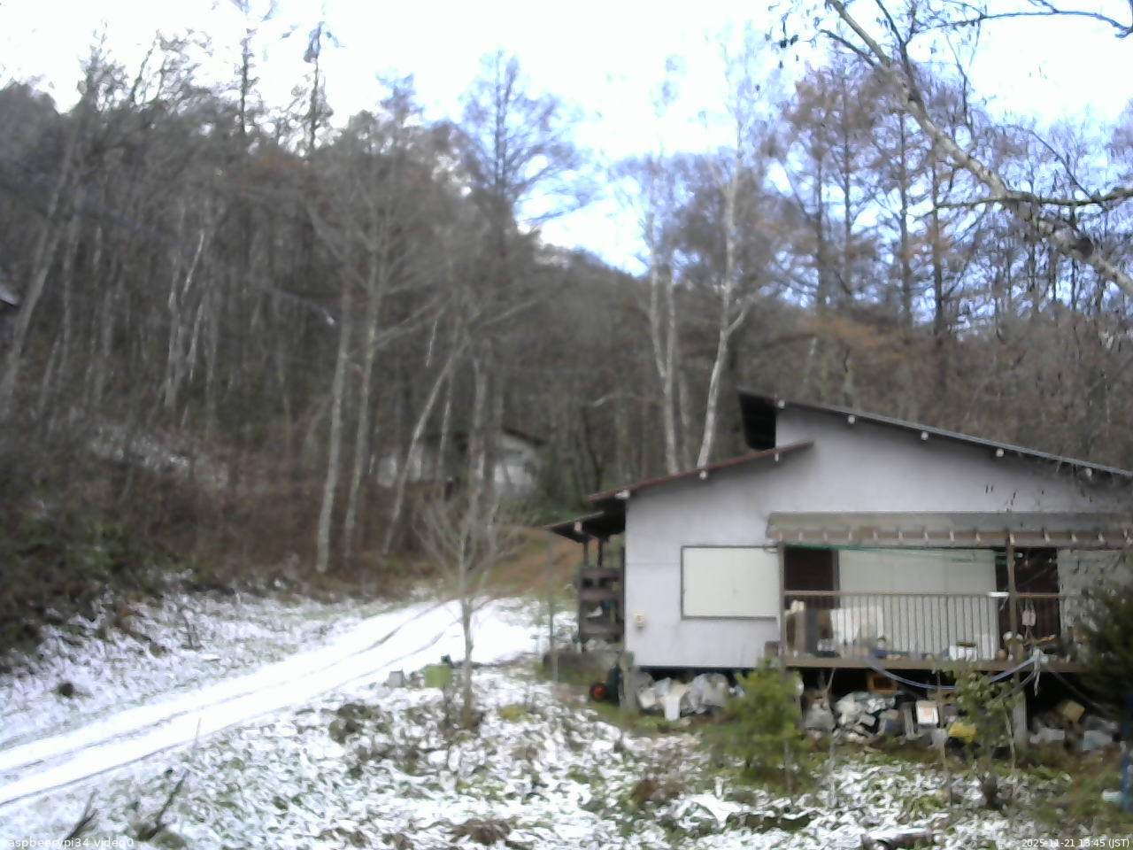 長野県菅平高原 ゆたか山荘 西側(坂上) 2025/11/21 13:45