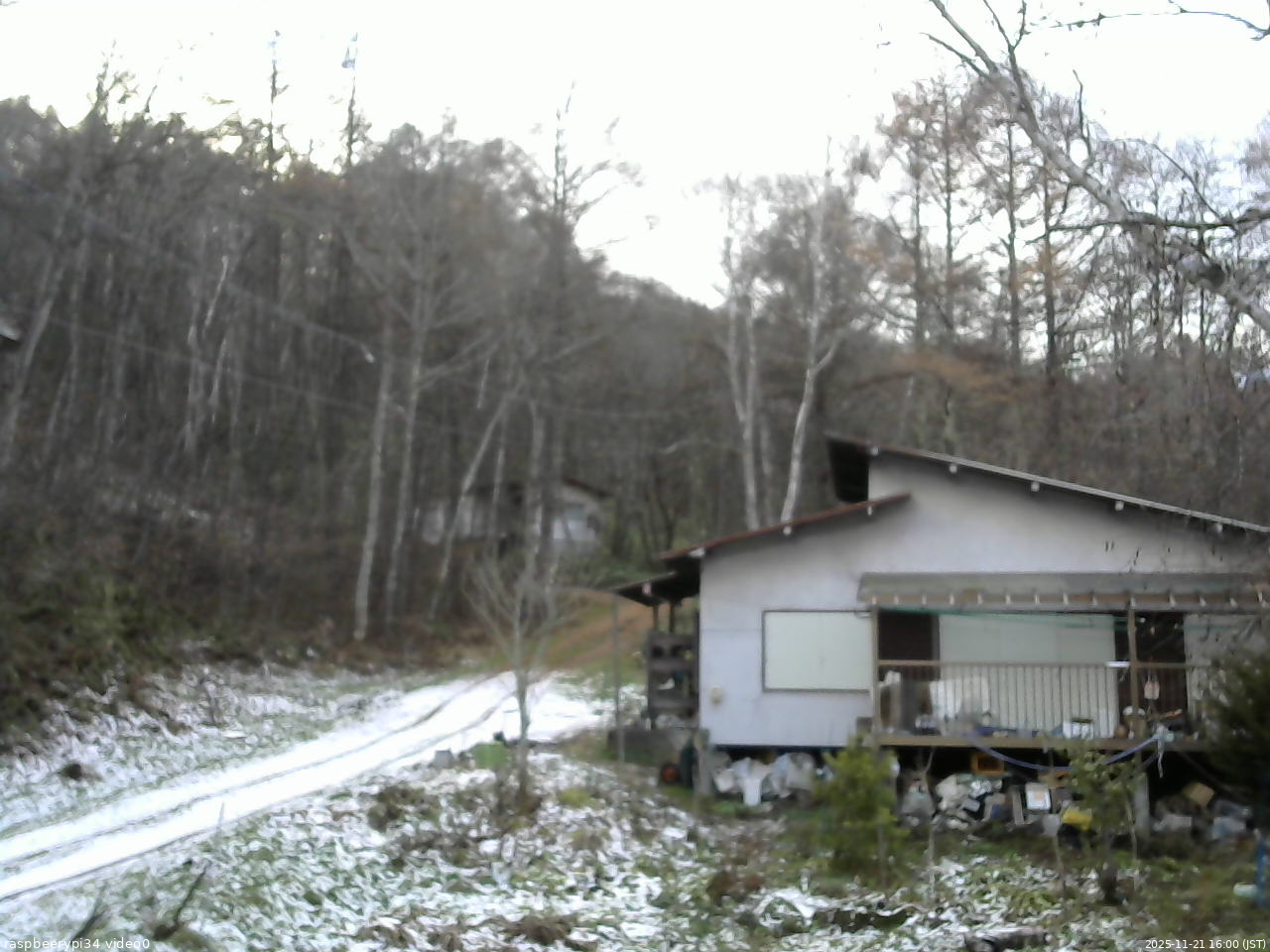 長野県菅平高原 ゆたか山荘 西側(坂上) 2025/11/21 16:00