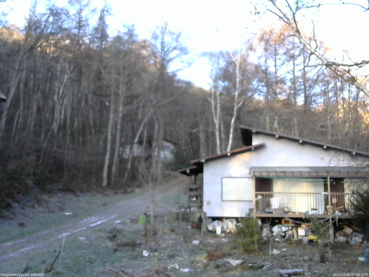 長野県菅平高原 ゆたか山荘 西側(坂上) 2025/11/24 07:00