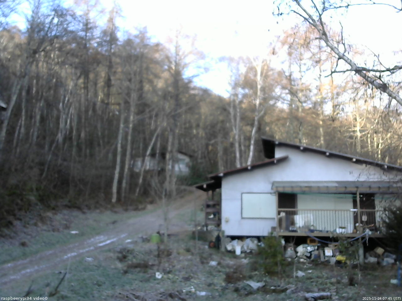 長野県菅平高原 ゆたか山荘 西側(坂上) 2025/11/24 07:45