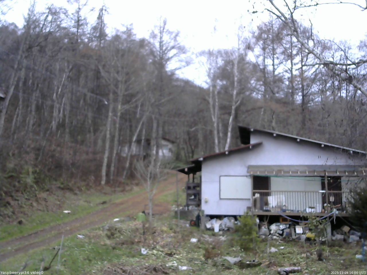 長野県菅平高原 ゆたか山荘 西側(坂上) 2025/11/24 16:00
