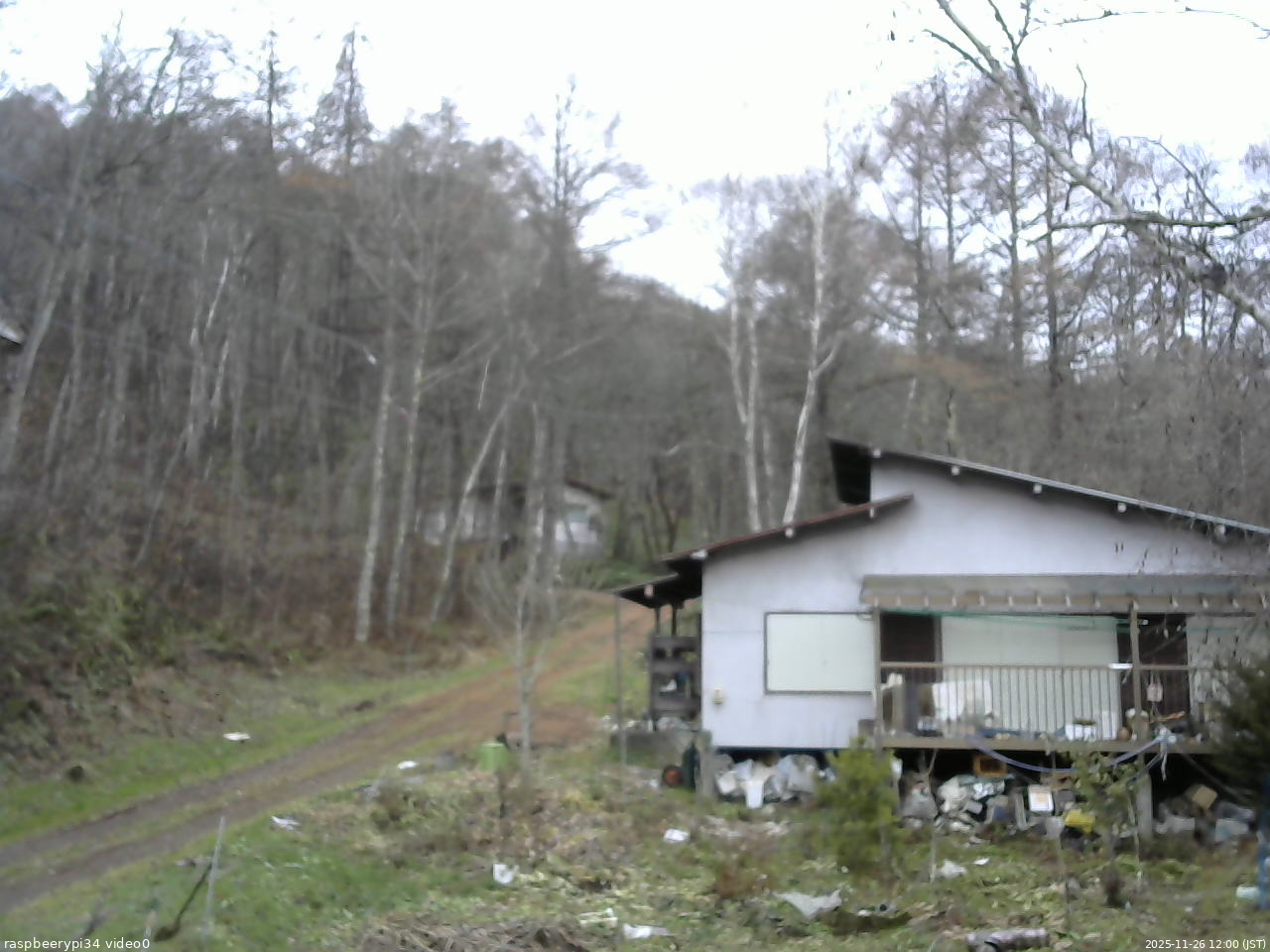 長野県菅平高原 ゆたか山荘 西側(坂上) 2025/11/26 12:00