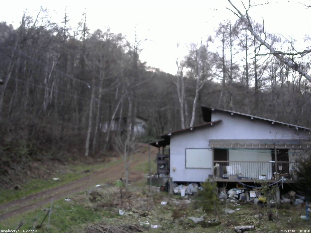 長野県菅平高原 ゆたか山荘 西側(坂上) 2025/12/01 16:00