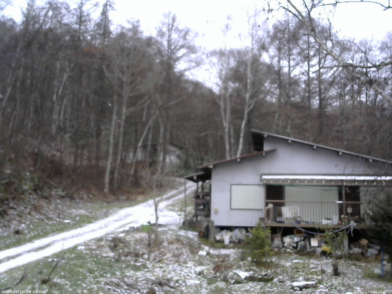 長野県菅平高原 ゆたか山荘 西側(坂上) 2025/12/03 15:15