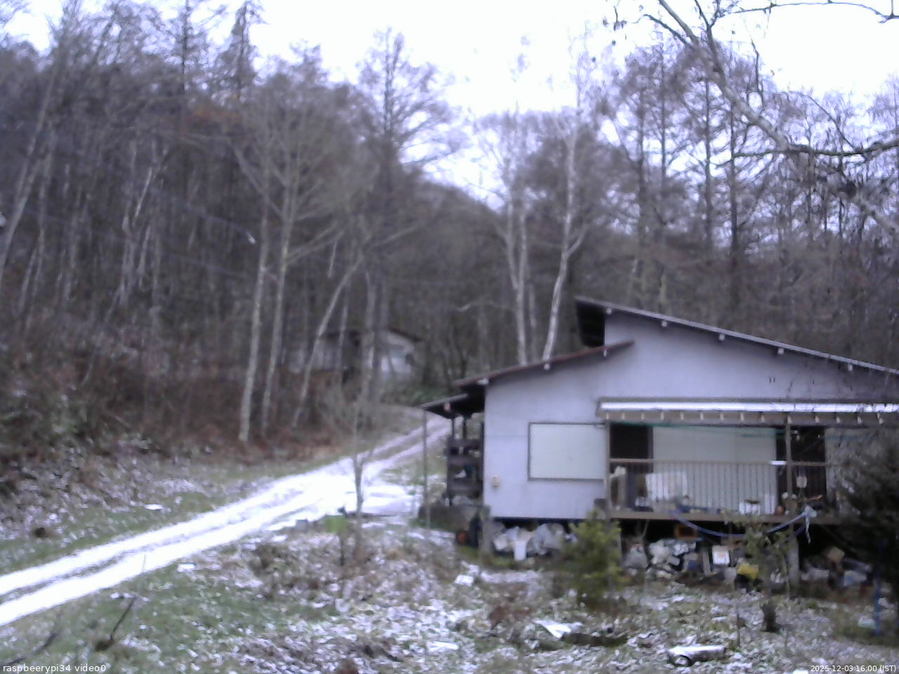 長野県菅平高原 ゆたか山荘 西側(坂上) 2025/12/03 16:00