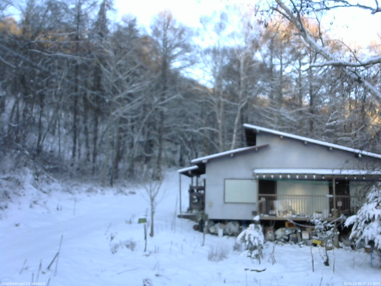 長野県菅平高原 ゆたか山荘 西側(坂上) 2025/12/06 07:15