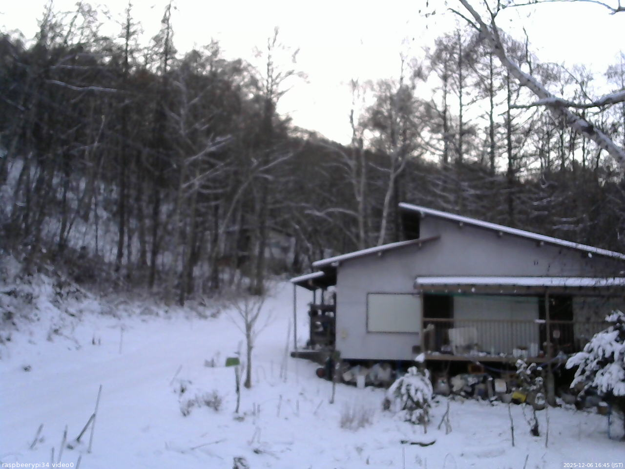 長野県菅平高原 ゆたか山荘 西側(坂上) 2025/12/06 16:45