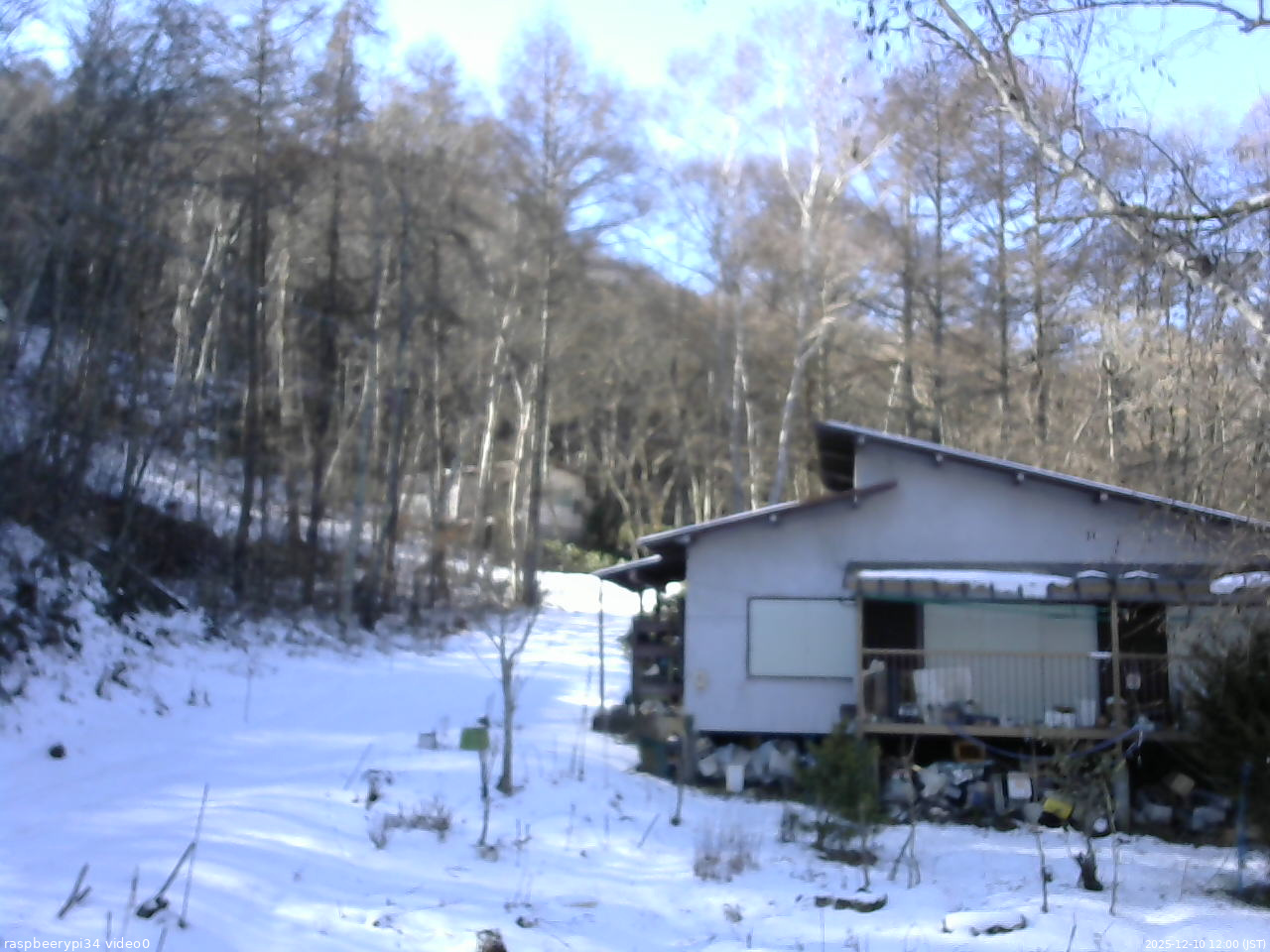 長野県菅平高原 ゆたか山荘 西側(坂上) 2025/12/10 12:00