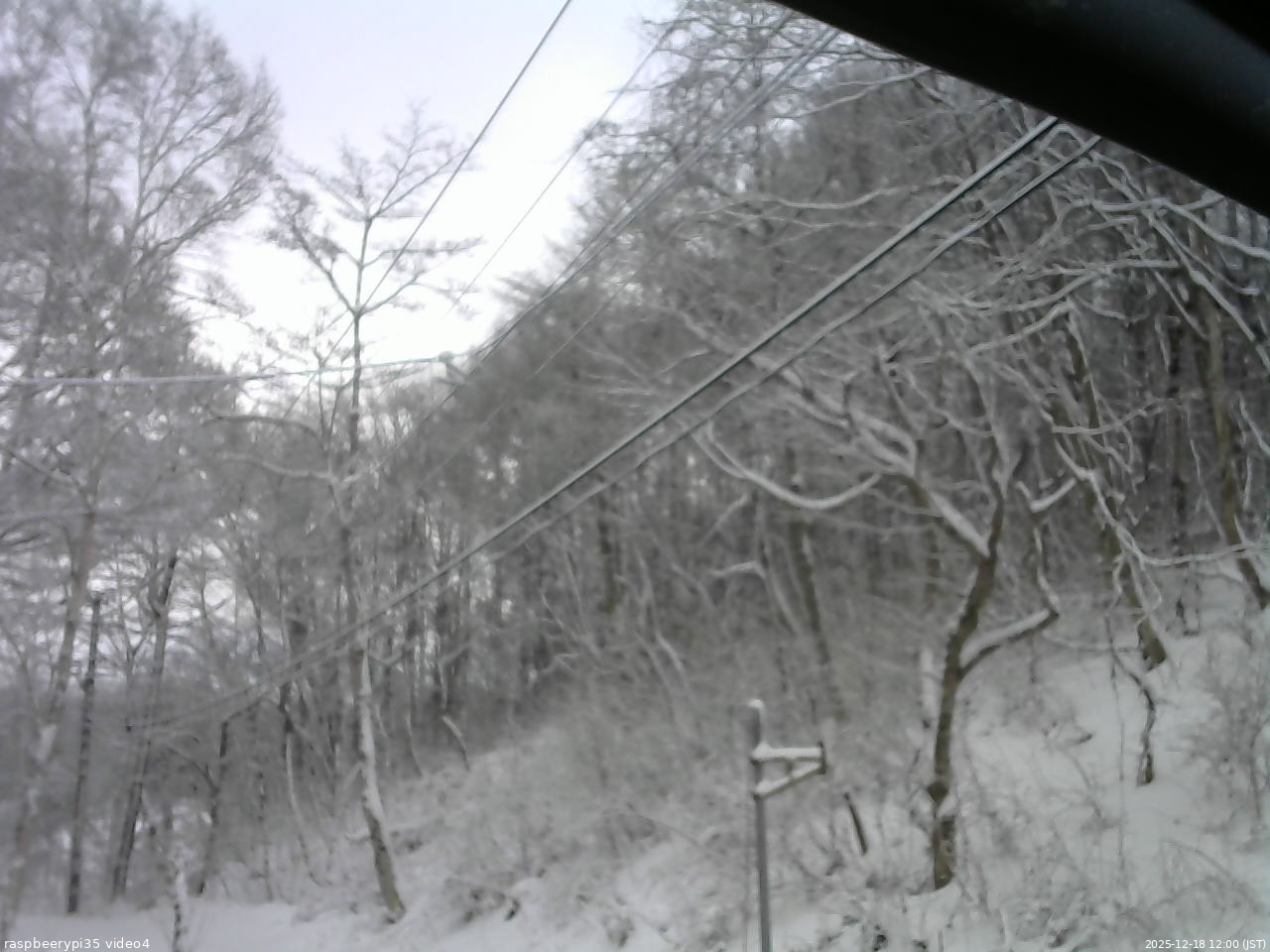 長野県菅平高原 ゆたか山荘 東側上空 2025/12/18 12:00