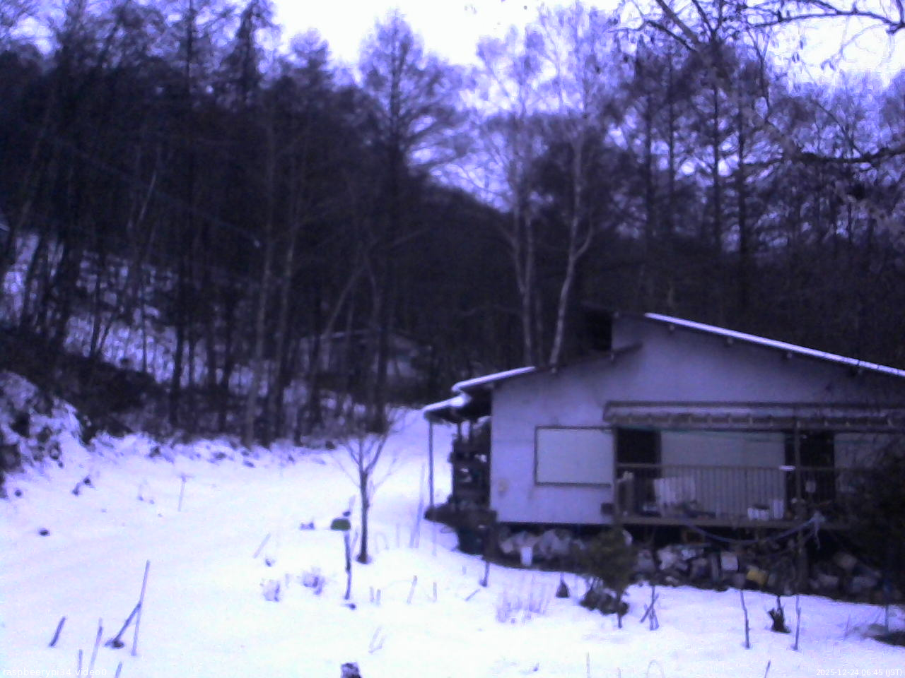 長野県菅平高原 ゆたか山荘 西側(坂上) 2025/12/24 06:45