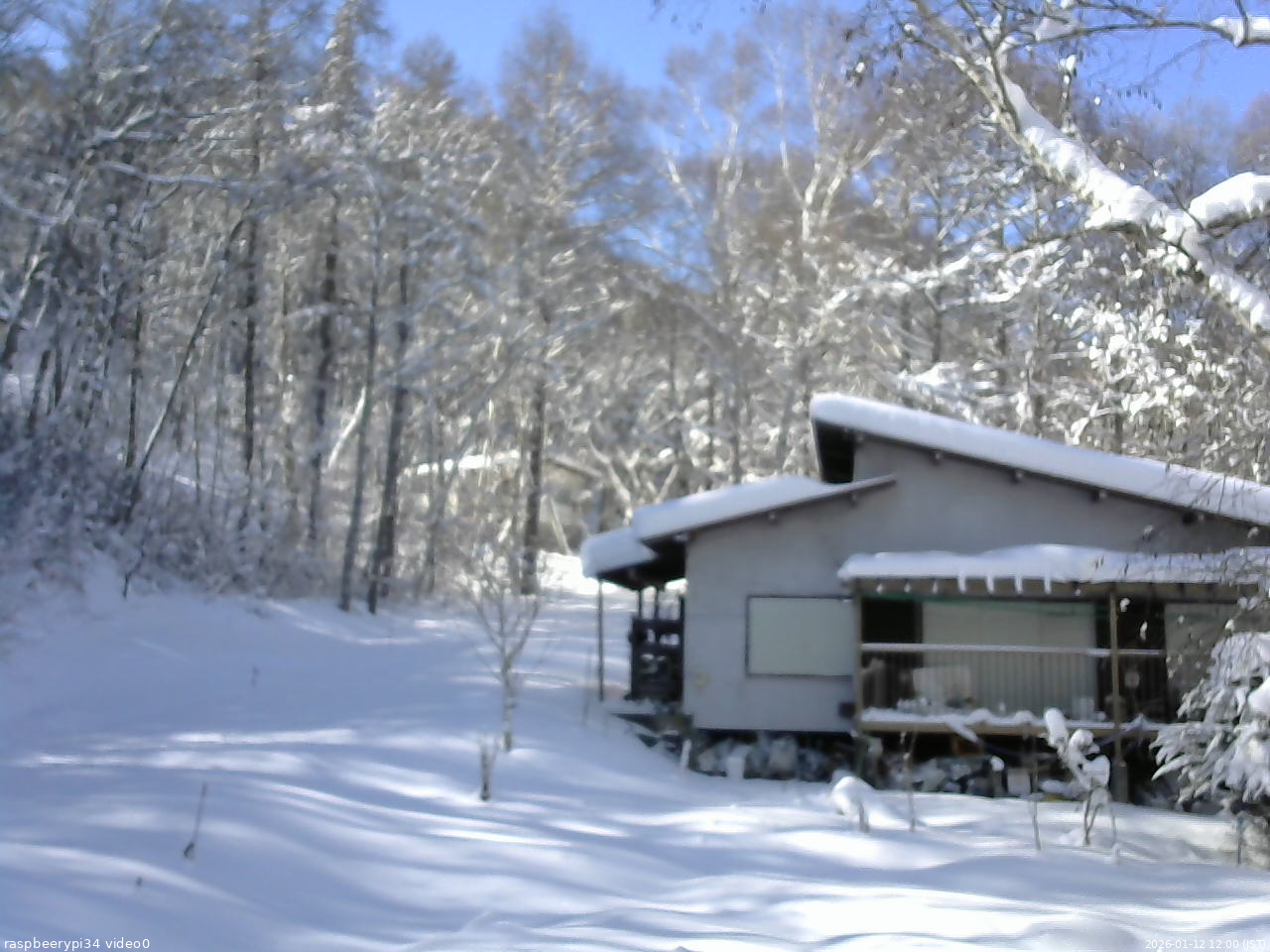 長野県菅平高原 ゆたか山荘 西側(坂上) 2026/01/12 12:00