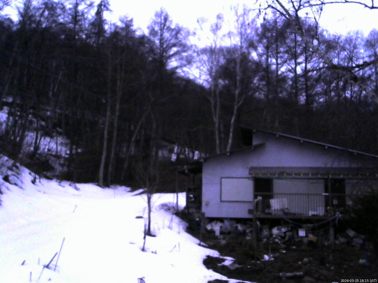長野県菅平高原 ゆたか山荘 西側(坂上) 2026/03/25 18:15
