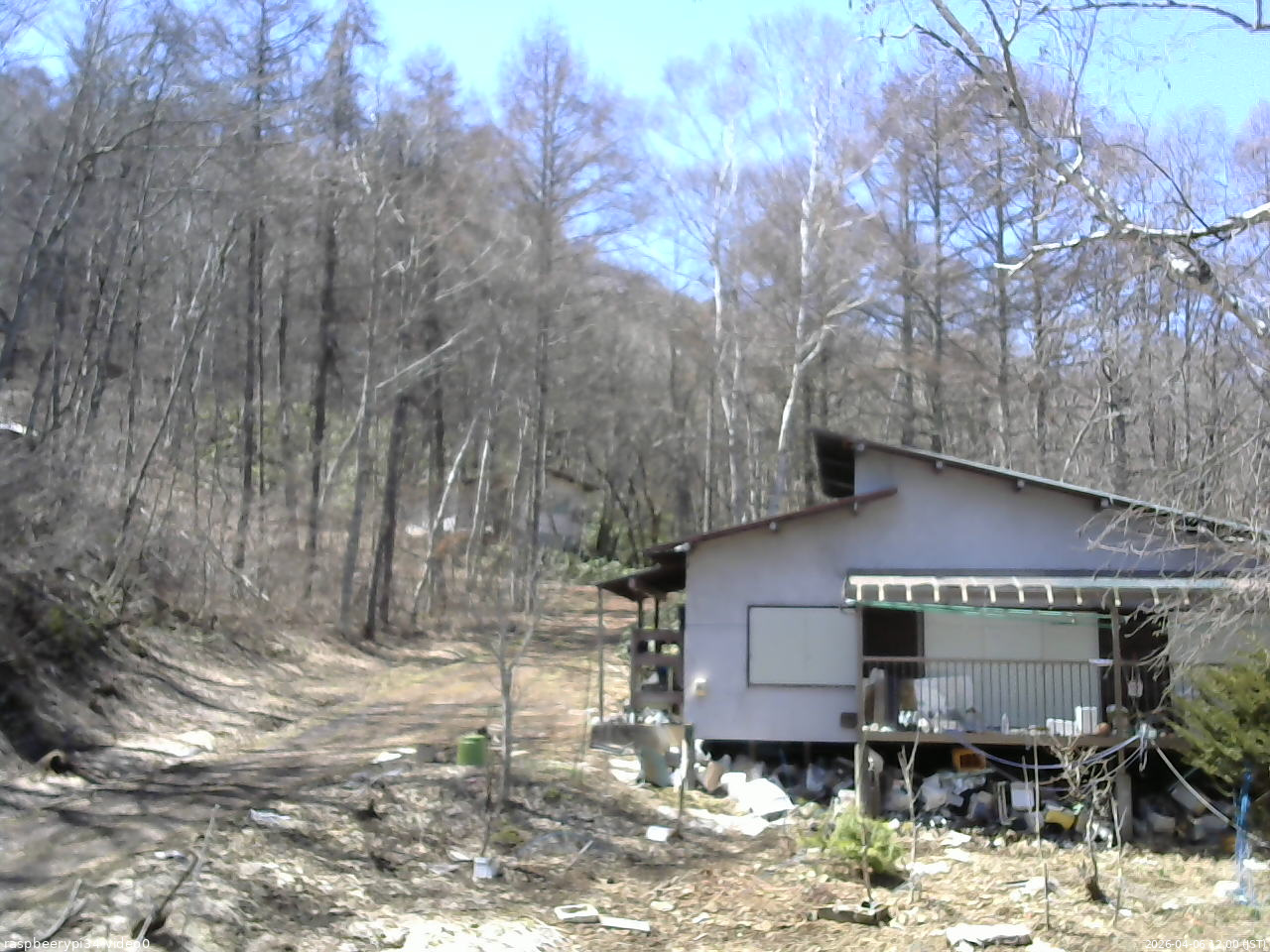 長野県菅平高原 ゆたか山荘 西側(坂上) 2026/04/06 12:00