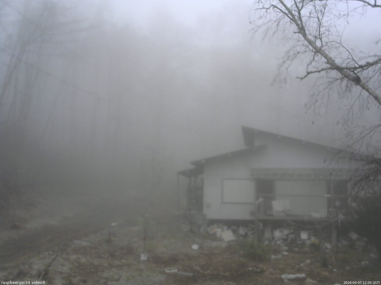 長野県菅平高原 ゆたか山荘 西側(坂上) 2026/04/07 12:00