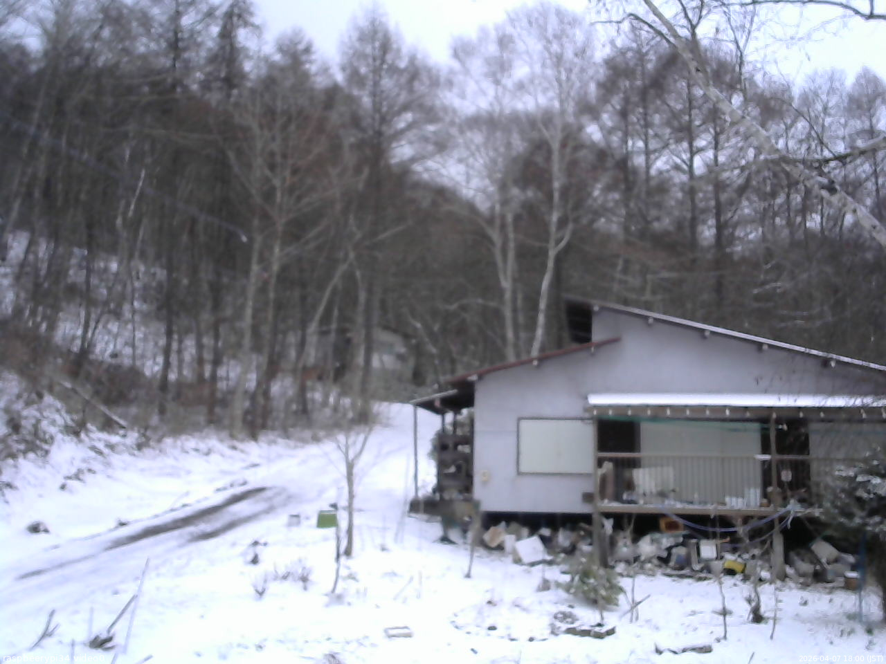 長野県菅平高原 ゆたか山荘 西側(坂上) 2026/04/07 18:00