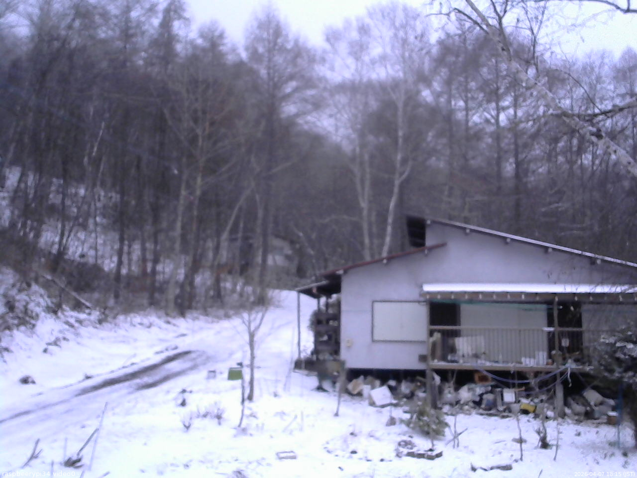 長野県菅平高原 ゆたか山荘 西側(坂上) 2026/04/07 18:15